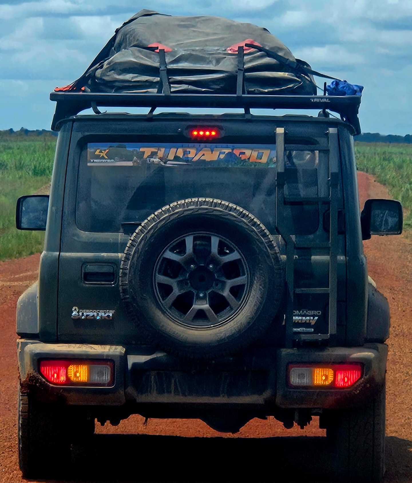 Así se ve una camioneta bien equipada: cliente estrenando su parrilla de techo en aluminio RIVAL. 🧳⚙️ ¿Y la tuya?

📍 Cll 76 # 46 -25
📱 317 5022809
🌐 iguana4x4.com

#Iguana4x4 #4x4 #Rival4x4 #ParrillaDeTecho #Accesorios4x4 #OffRoading #Camionetas4x4 #colombia4x4 #gatosrival #parrillarival #rivalcolombia