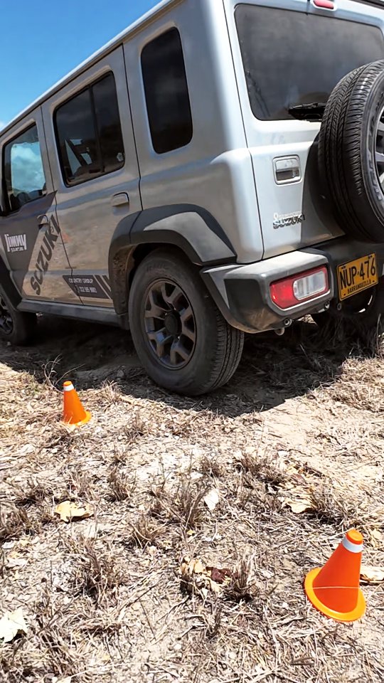 ¿Dos puertas extra? Sí. ¿El mismo ADN aventurero? Totalmente. Ponemos a prueba el nuevo Suzuki Jimny 5 puertas en su hábitat natural 🏔️🔥
 ¡Mira cómo se portó en la pista 4x4! 🚜💨

 #SuzukiJimny #Jimny5Doors #OffRoadLife #4x4Colombia #TestDrive