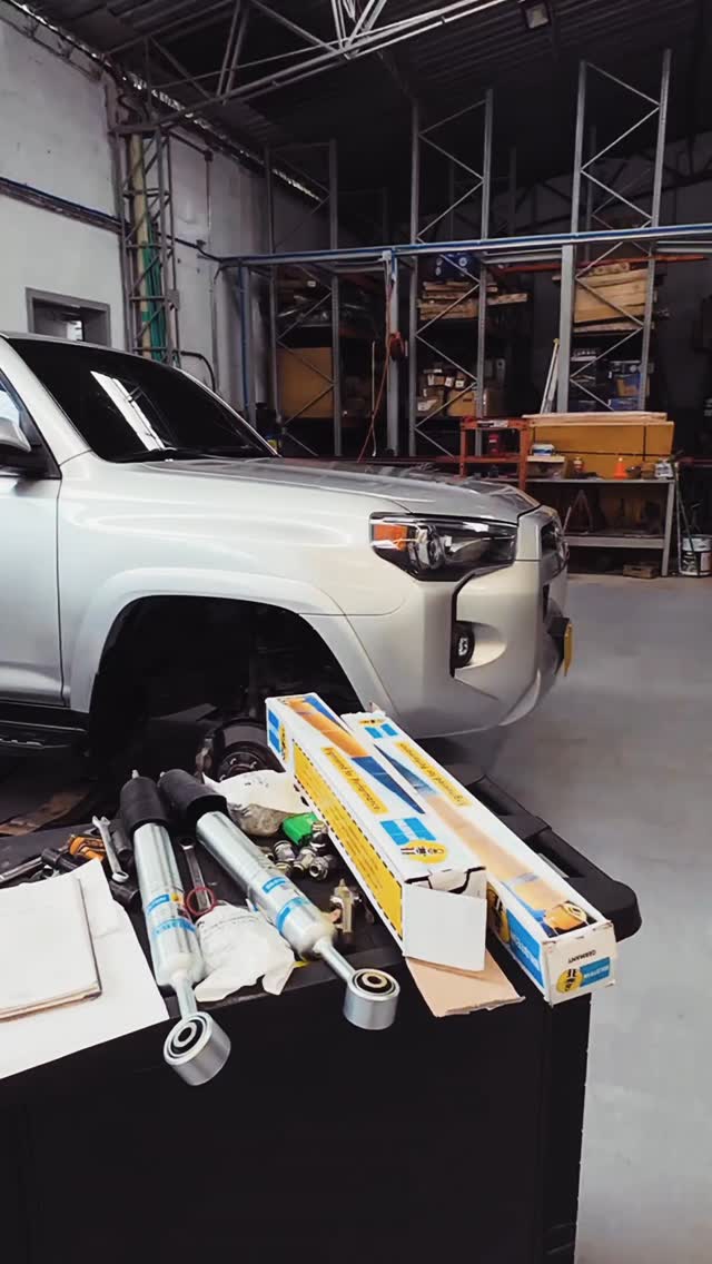 El "must-have" para toda 4Runner: Bilstein 5100. ✅ Ajustamos la suspensión para nivelar y mejorar la respuesta en cualquier terreno. Calidad alemana instalada en Iguana 4x4. 
🦎🔥
#Iguana4x4 #Bilstein5100 #Toyota4Runner #OffRoadColombia #Bilstein