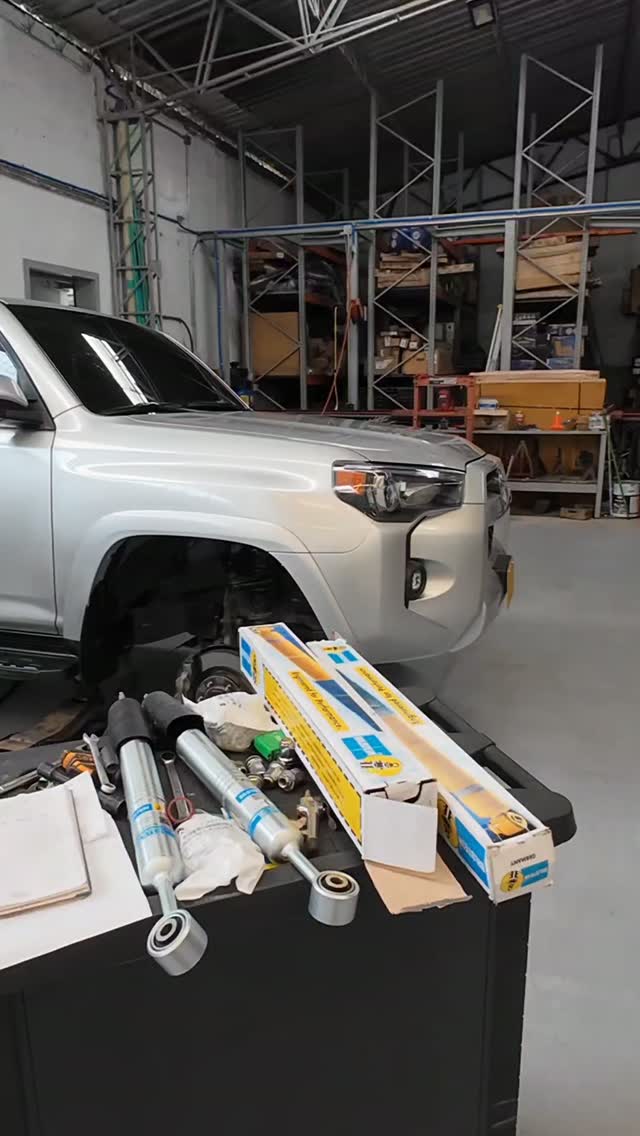 El "must-have" para toda 4Runner: Bilstein 5100. ✅ Ajustamos la suspensión para nivelar y mejorar la respuesta en cualquier terreno. Calidad alemana instalada en Iguana 4x4.🦎🔥

#Iguana4x4 #Bilstein5100 #Toyota4Runner #OffRoadColombia #Bilstein