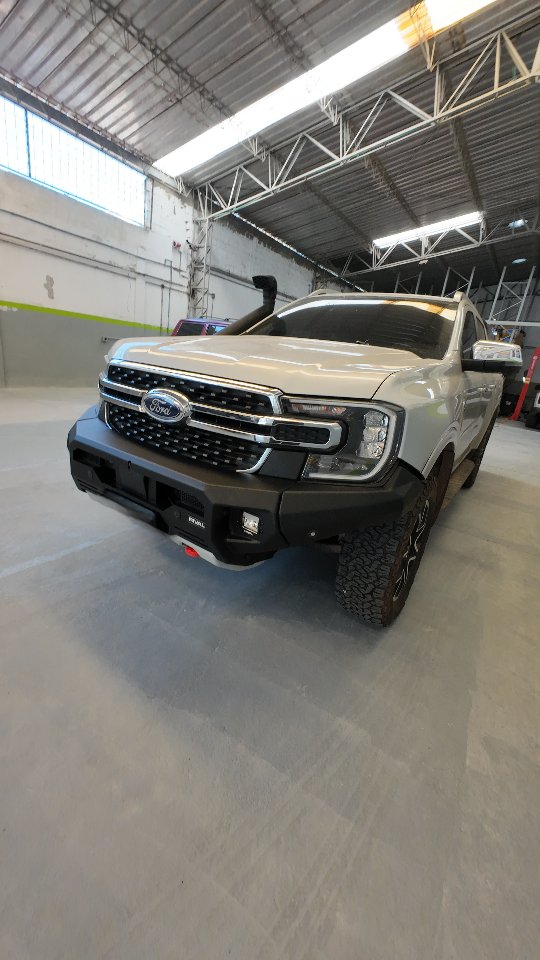 #EnElTaller ​¡Le metimos mano a esta Ford Ranger en Iguana 4x4 y el resultado es otro nivel! Equipada para aguantar lo que sea y llegar a donde otros solo sueñan.
​Instalamos:
​🛡️ Defensa RIVAL - Protección con diseño.
​🏗️ Winche WARN - Tu seguro de vida en el barro.
​🚀 Suspensión Old Man Emu MT64 - El balance perfecto entre confort y control.
​💧 Snorkel SAFARI Para que el motor respire profundo.
​⛺ Canopy modular en aluminio - Carga inteligente.
​
​#Iguana4x4 #FordRanger #Overlanding #OffRoadColombia Rival4x4 OldManEmu TJM WarnWinch