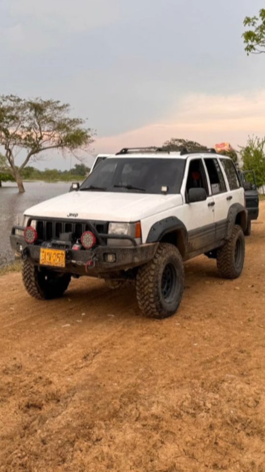 ¿Que si una Jeep Gran Cherokee aguanta agua? Esta preparada por nostros, ¡Si! 💪🦎 
📍 Cll 76 # 46 -25 
📱 317 5022809
🌐 iguana4x4.com
#iguana4x4 #4x4 #accesorios4x4 #jeep #grandcherokee