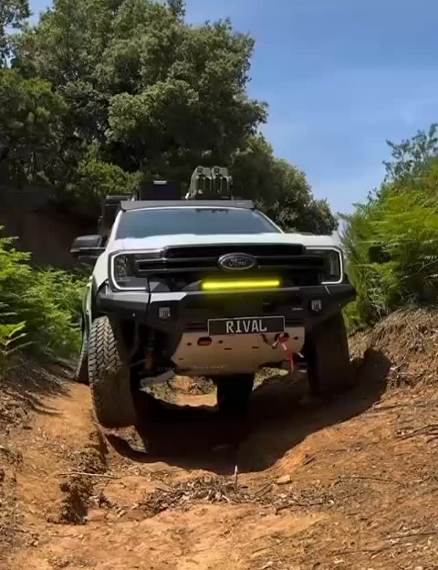 Nuestra pechera Rival ⚡ siempre lista para cualquier terreno 🛞💪
¿Ya te acercaste a la tienda y preguntaste por la tuya? 👀🔥

📍 Cll 76 # 46 -25
📱 317 5022809
🌐 iguana4x4.com

#Iguana4x4 #4x4 #Rival4x4 #pecherarayo #protectordecarter #camionetas4x4 #Offroad #accesorios4x4 #colombiaoffroad #Barranquilla #Taller4x4