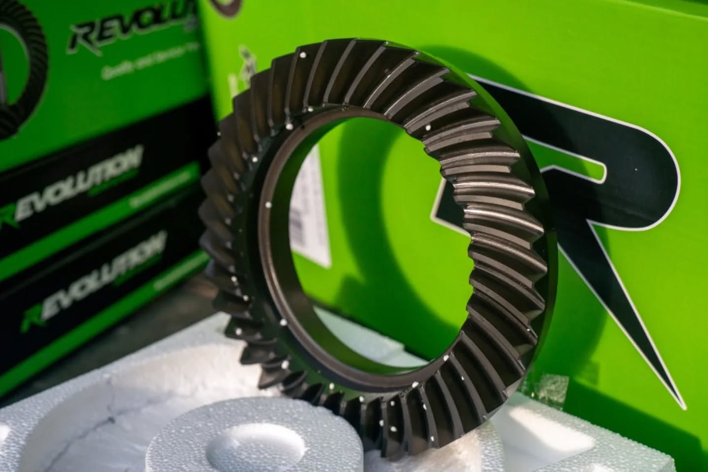 Cambiar la relación del diferencial en un 4x4 es esencial para recuperar el rendimiento de fábrica, la eficiencia de combustible y la durabilidad del tren motriz después de instalar llantas más grandes o añadir accesorios pesados. 

En iguana 4x4 somos especialistas en el tema y distribuidores de marcas de talla mundial, como @revolution_gear_and_axle