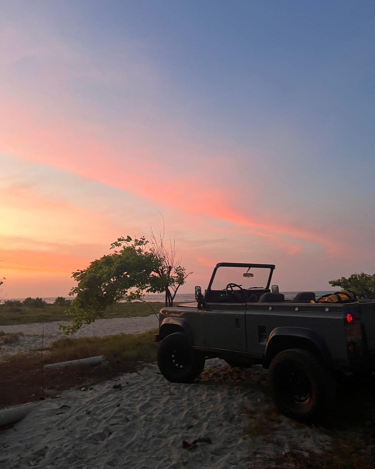 #LosIguanos Un clásico sencillo pero poderoso Land Rover Defender 90 🦎🌐
- Suspension Bilstein B6
- Llantas Flaken AT3W - 265/75R16

📍 Cll 76 # 46 -25 
📱 317 5022809
🌐 www.iguana4x4.com