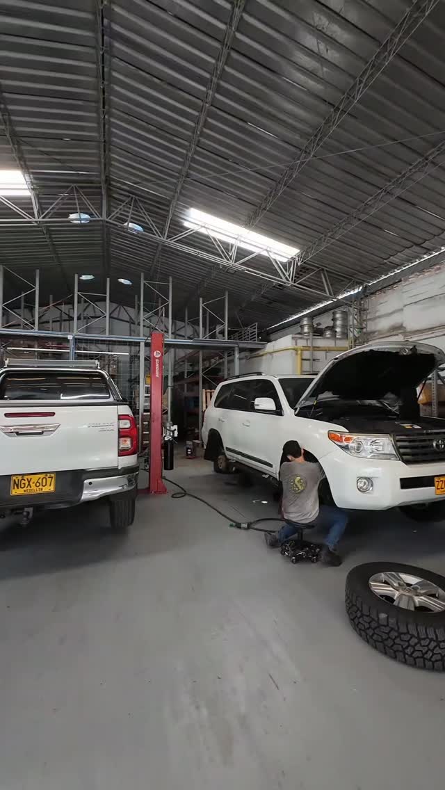 Peso extra, cero problemas. 🏋️‍♂️💪 Instalamos un kit de suspensión ajustable Tough Dog, diseñado para soportar el peso extra sin perder confort ni control en el terreno.

📍 Cotiza la suspensión ideal para tu camioenta.

#LandCruiser200 #ToughDog #Suspension #OffRoadColombia #Toyota4x4 LC200