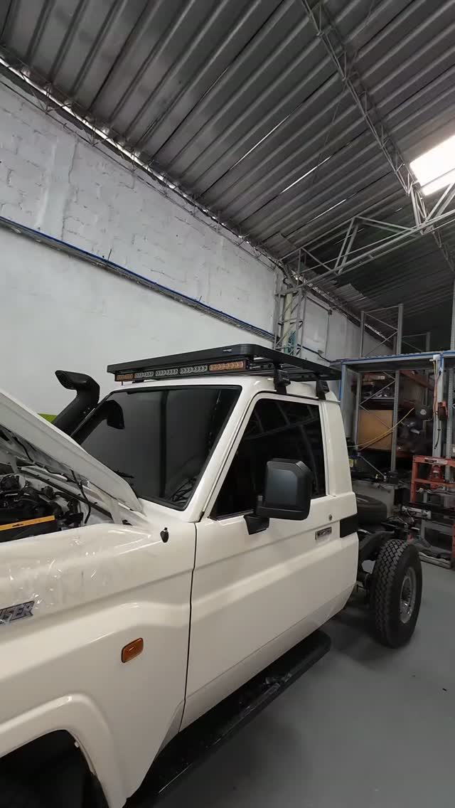 Iluminación de alto rendimiento para nuestro proyecto Land Cruiser 79 Overland. 🛠️💡

En Iguana 4x4 integramos una barra LED Diode Dynamics a la parrilla de techo Front Runner, logrando una combinación perfecta.

Diode Dynamics: Óptica de precisión con un patrón de luz de largo alcance y alta definición.

Front Runner: Acople limpio, de bajo perfil y ultra resistente, diseñado para soportar las vibraciones del camino.

#Iguana4x4 #LandCruiser79 #DiodeDynamics #FrontRunner #OverlandColombia