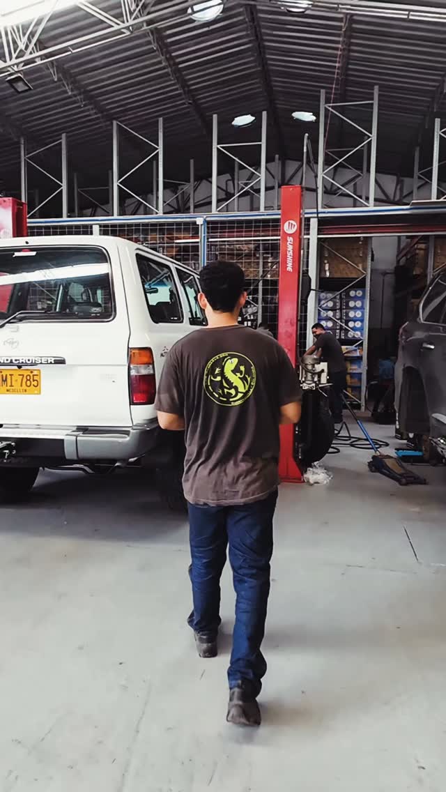 Algunas veces toca dar bastante hombro para soltar las tuercas... 

#Iguana4x4 #Damehombro